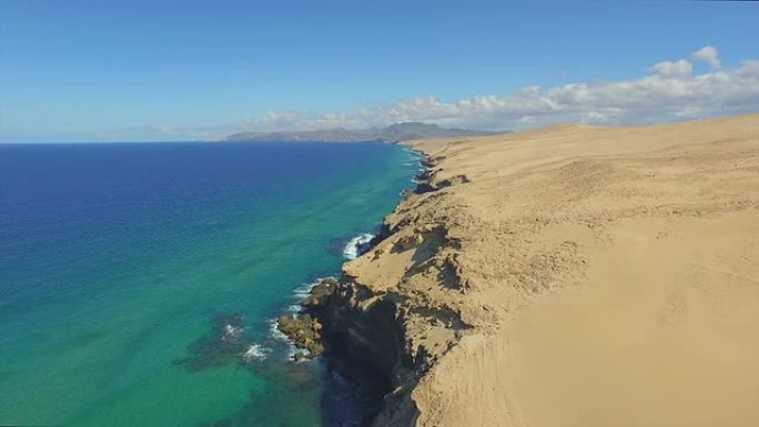 空中: 沙质沙漠和大西洋加入了令人惊叹的海滩