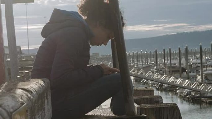 女人在港口用手机发短信