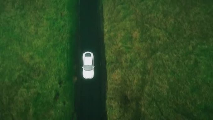 在乡村道路上行驶的鸟瞰图电动汽车