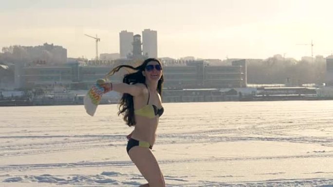 一个女人在冬天穿着泳衣跑步时摘下帽子。