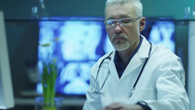 医生正在电脑上写药方，并显示药片包。在4k (UHD) 的红色电影相机上拍摄。