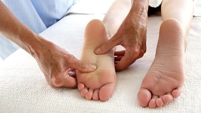 治疗师按摩病人的脚的特写