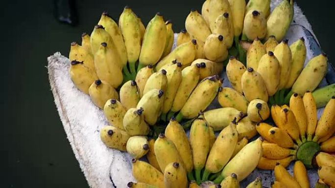 水上市场上的香蕉束