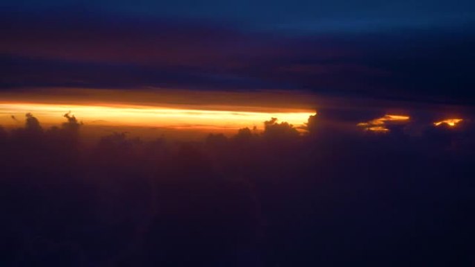 复制空间: 浮云和紫色的天空掩盖了风景如画的橙色日出。