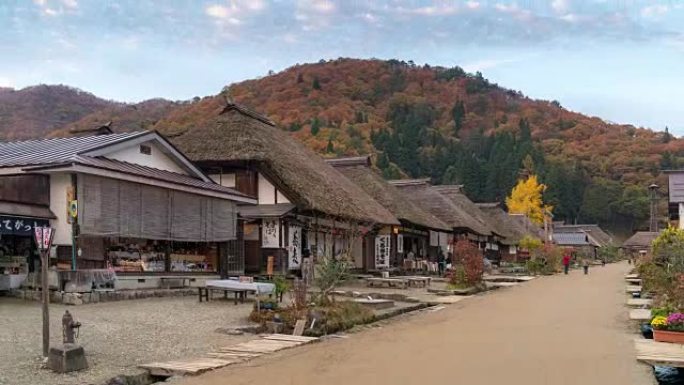 延时: 日本福岛大内宿的游客拥挤