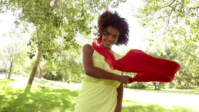 挥舞红领巾的非洲裔美国妇女