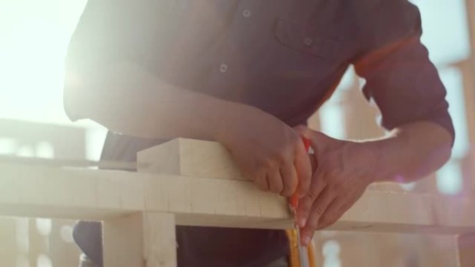 建筑工人测量锯木