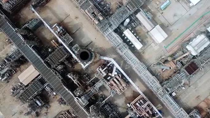 空中: 炼油厂的俯视图