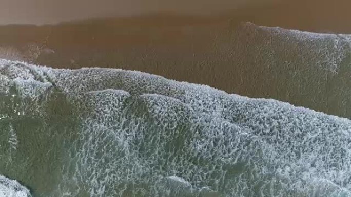 海浪撞击海岸的鸟瞰图