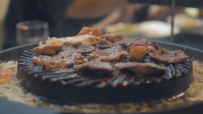 烹饪烧烤，在炉子上用木炭烧烤。关闭日本餐厅烤牛肉。烧烤或日式食品用生牛肉片
