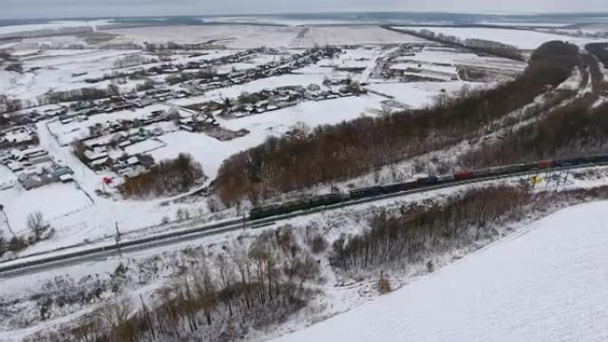 冬季运送货物、燃料、石油的货运列车的鸟瞰图