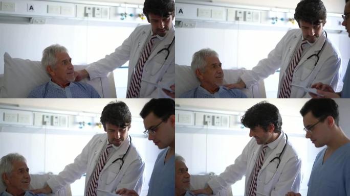 男医生和护士在医院检查住院的高级患者，同时在数字平板电脑上查看他的病历