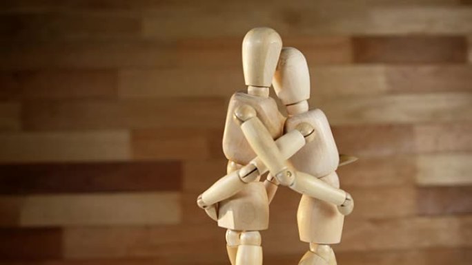 浪漫情侣雕像互相拥抱