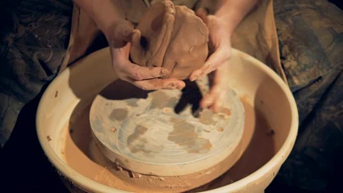 一个陶工汇集了两块粘土。