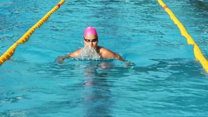 HD：年轻女子职业游泳运动员蛙泳