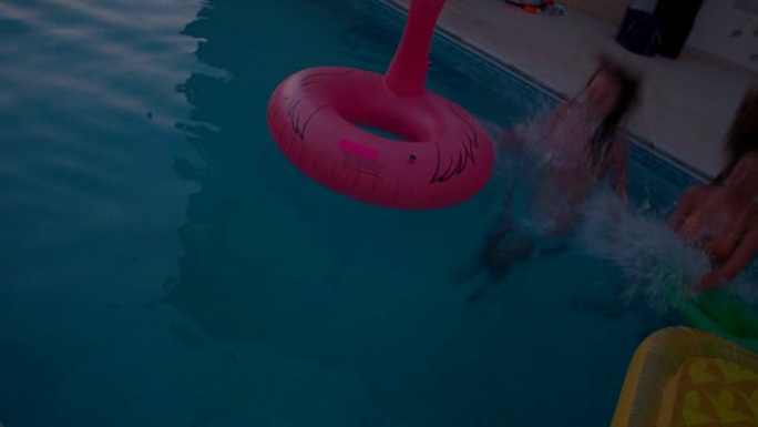 暑假的女人跳进游泳池玩得开心