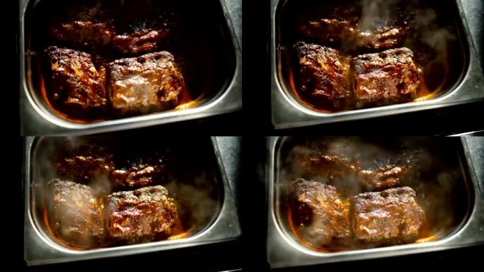 餐厅厨房配有肉汁沸腾酱的排骨热肉菜