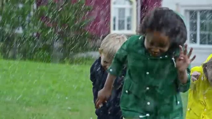 快乐的孩子在大雨中奔跑