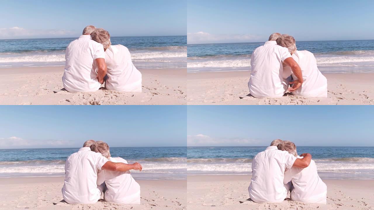在海滩上拥抱的老年夫妇