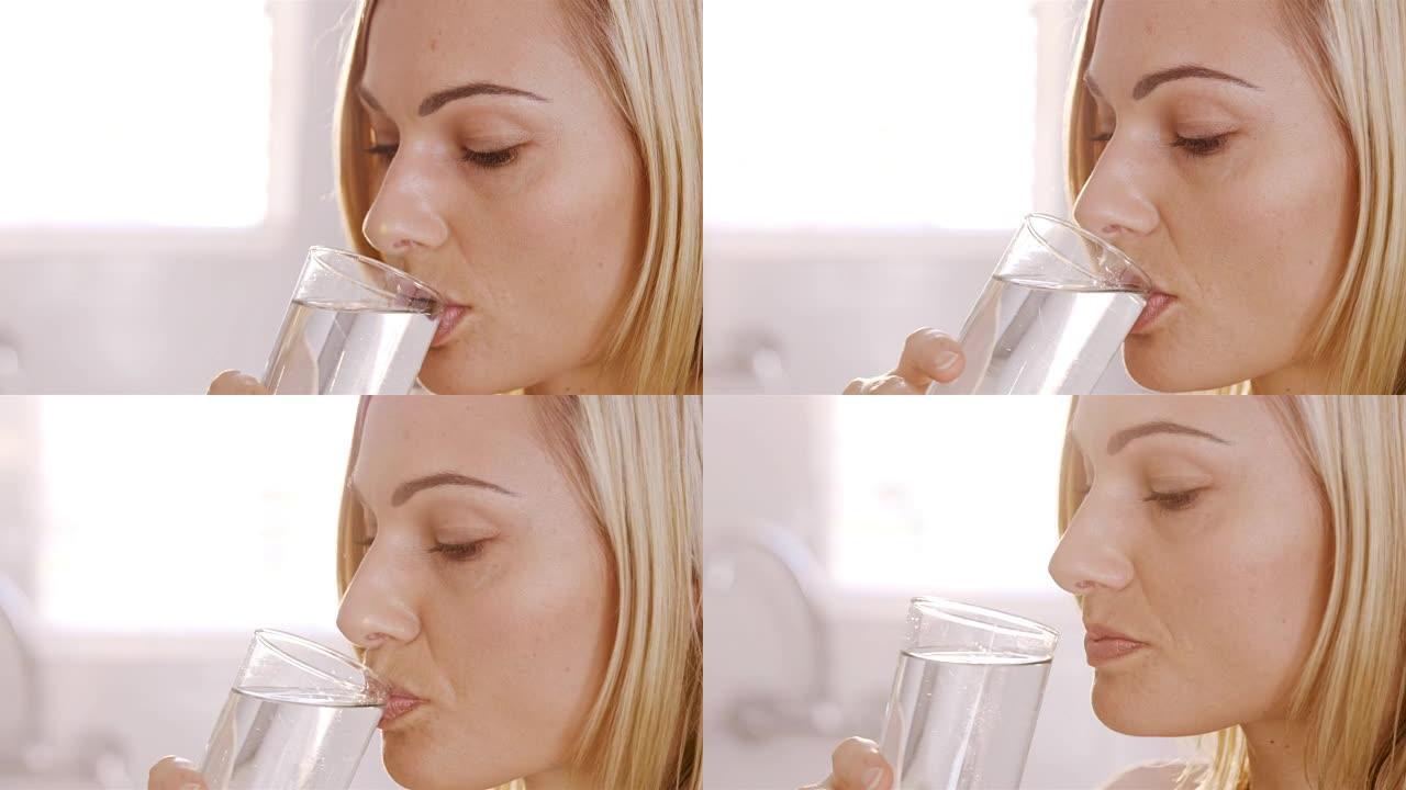 金发女人喝一杯水