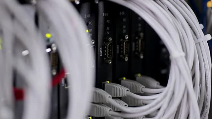 数据中心。现代网络设备-电缆和布线链接服务器