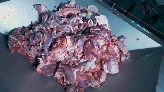 肉块被吸入绞肉机的俯视图