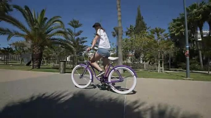 在市中心骑自行车。度假活动