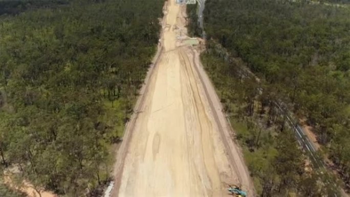 空中: 飞越重工业多车道高速公路施工现场区域