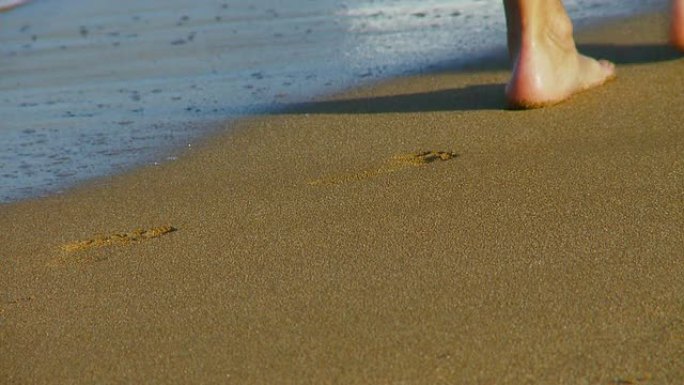 沙滩上的脚印然后被冲走-全高清