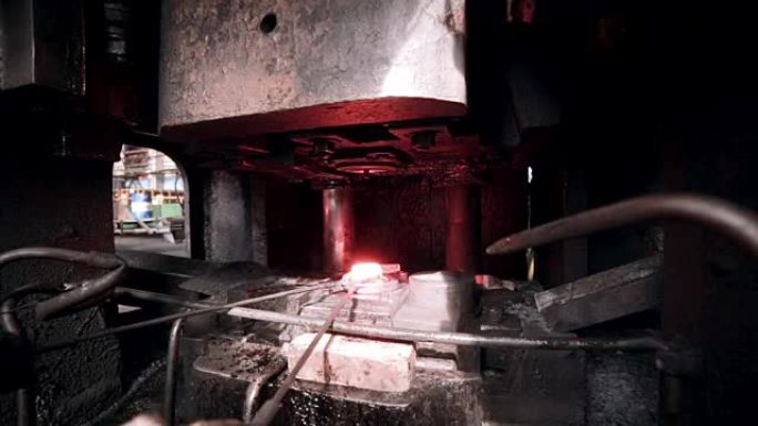 采矿和金属锻造厂。工人使用自动金属加工机操作