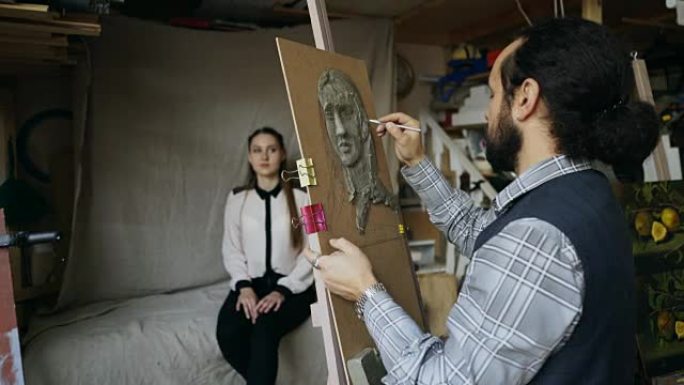 熟练的雕塑家在画布上与橡皮泥一起工作，在艺术工作室中创建女性摆姿势模型的面孔