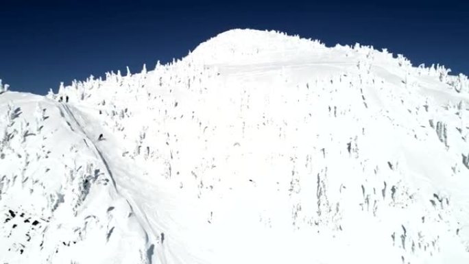 滑雪者在雪山上滑雪4k