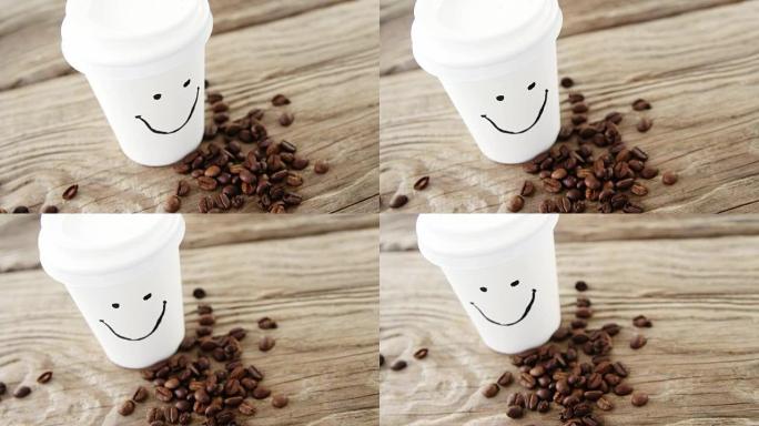 一次性杯子上的笑脸，麻袋上有咖啡豆