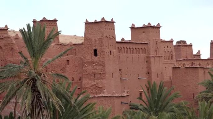 艾特·本哈杜的历史建筑群。沙漠上的老砖村。在墙壁上关闭