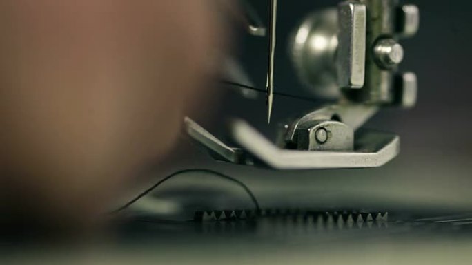 男子在缝纫机上工作的微距镜头