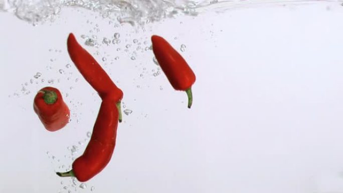 超级慢动作飞溅的红辣椒