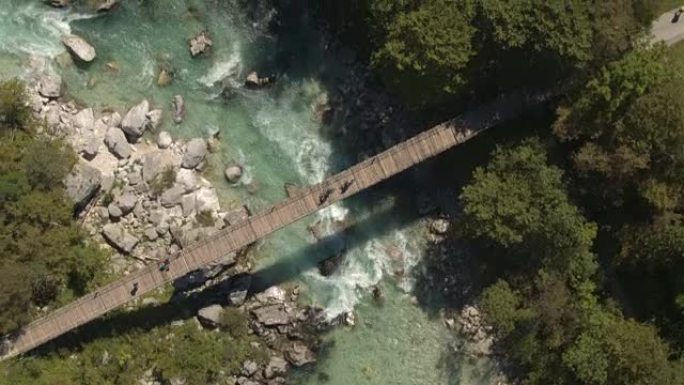 空中: 在木索桥上方飞行，在汹涌的快速河流急流上方