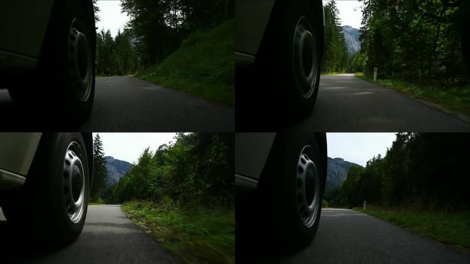 夏末越野车在山路上行驶