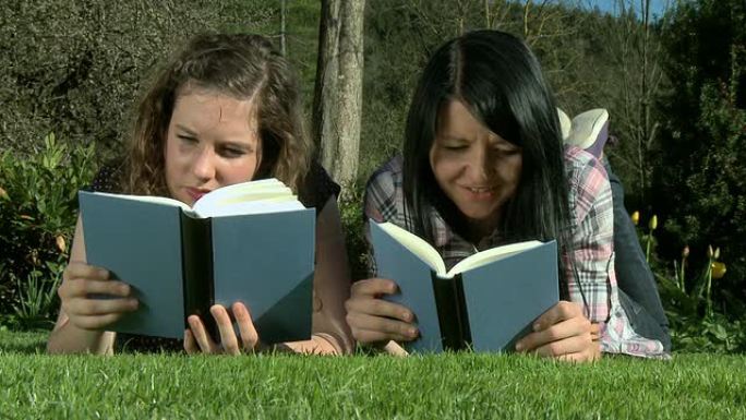 HD：年轻女性看书时面带微笑