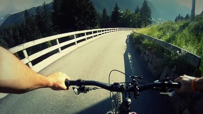 山地自行车视频：公路长下坡