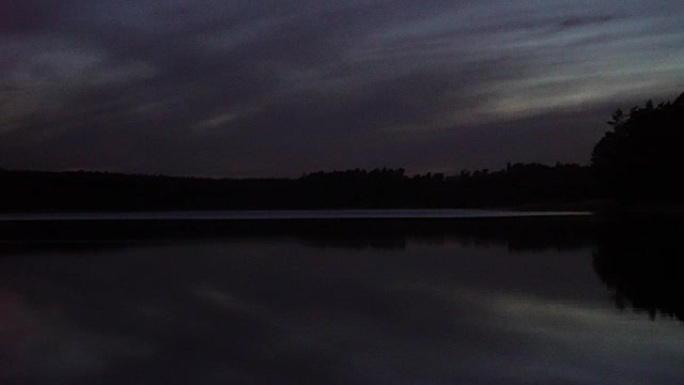 湖上的夜空。乌云密布的宁静风景