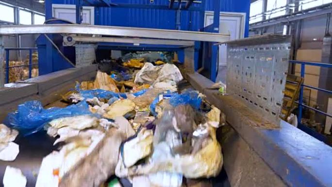 回收厂传送带上的塑料、玻璃纸垃圾。没有人。