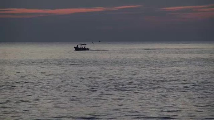 热带海岸日落后傍晚泰国船的亚洲风景背景