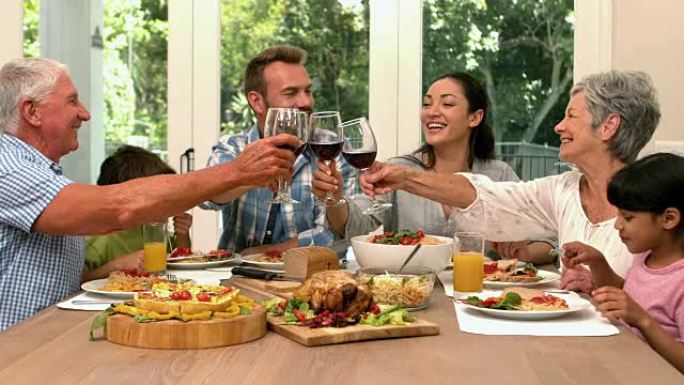 多代家庭午餐和葡萄酒烘烤