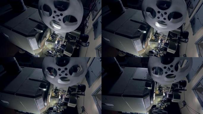 用于显示电影的光电机械装置。