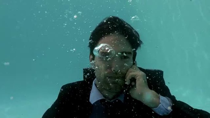 商人在水下使用智能手机