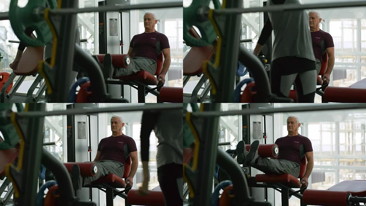 灰发男子在健身房训练