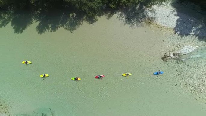 空中俯仰: 游船上的皮划艇运动员沿着河流划船欣赏大自然