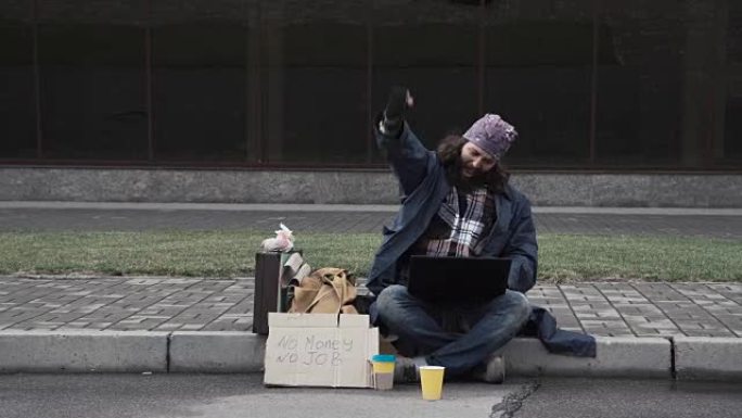 有趣的无家可归的乞丐在网上赢了一大笔钱