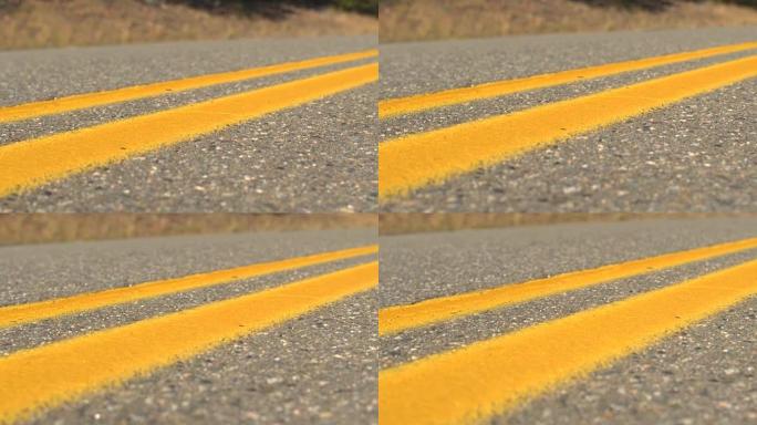 特写: 晴天空旷的州际公路上明亮的双黄线